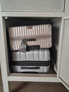 Koffer_Schliessfach_mit_Gepaeckstuecken-1-225x300